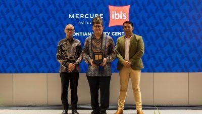 "Ulysses Jeffrey, General Manager baru Mercure dan ibis Pontianak City Center, berfoto bersama tim dalam acara penyambutannya."