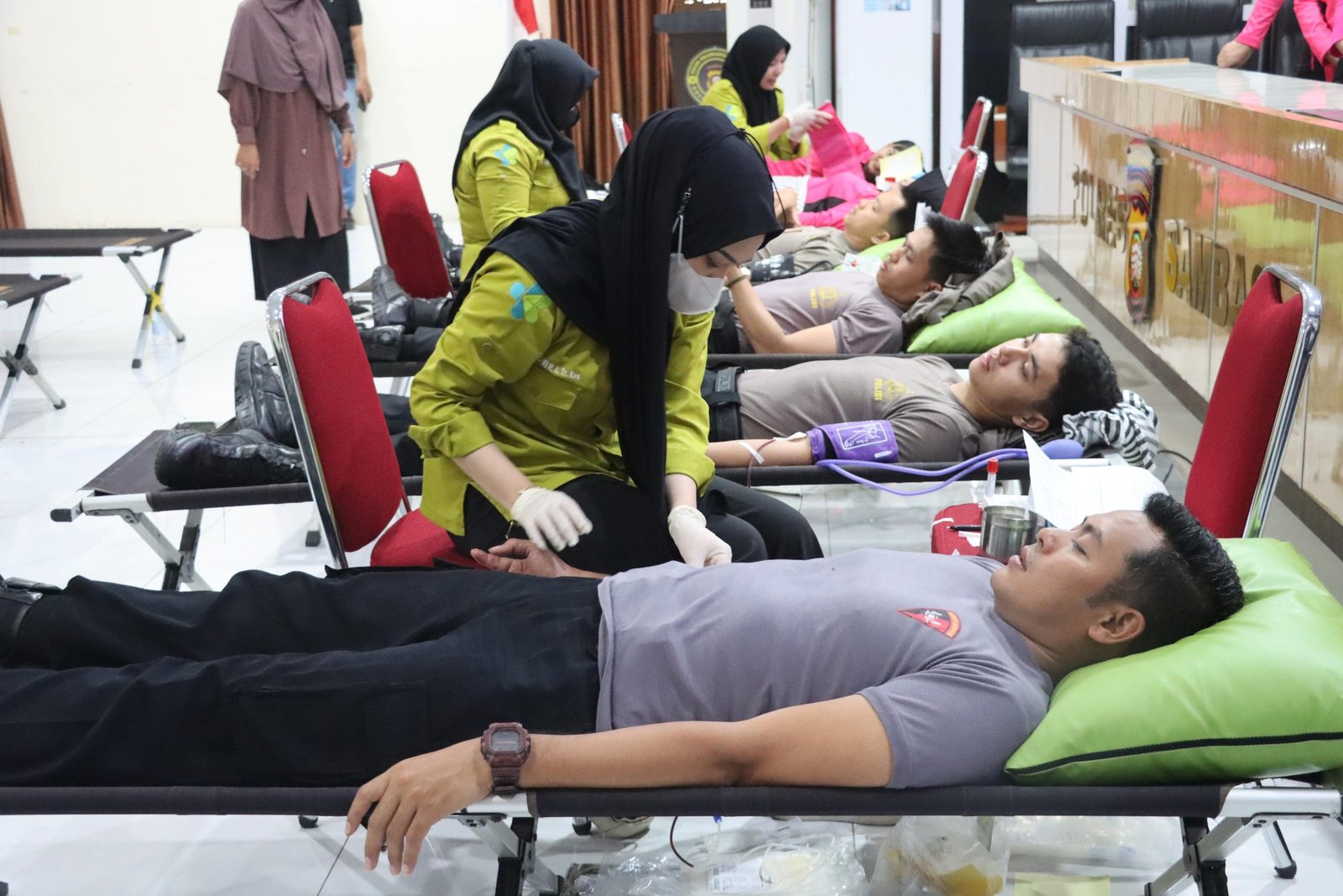 "Aipda Terry, PS Kasi Dokes Polres Sambas, memberikan keterangan pers mengenai antusiasme masyarakat dalam kegiatan donor darah."