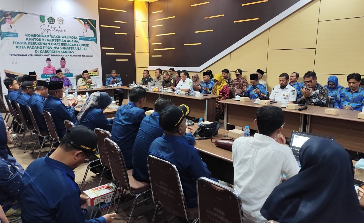 Wakil Wali Kota Padang beserta rombongan saat kunker ke Aula Sayap Kiri Kantor Bupati Sambas, Rabu (25/6/2025).