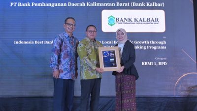 Direktur Utama Bank Kalbar, Rokidi (tengah), menerima penghargaan Indonesia Best Bank 2025 dari Warta Ekonomi atas komitmen penguatan ekonomi lokal, didampingi perwakilan Warta Ekonomi.