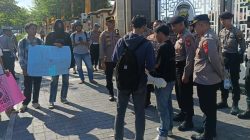 Aksi turun kejalan Aliansi Mahasiswa Pemuda Pelindung Borneo yang mendatangi Polda Kalbar menyampaikan beberapa point tuntutan terkait PETI, Kamis (26/6). (Dok. Ist)