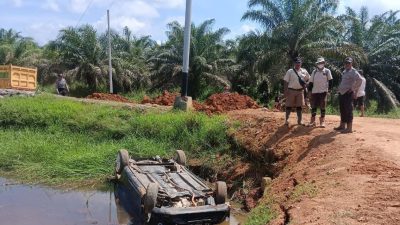 Tempat kejadian perkara saat kecelakaan tunggal menimpa sebuah mobil terjadi di Jalan Mutiara, Desa Pulau Limbung yang menewaskan Kasitem (90) (dok. Polres Kubu Raya)