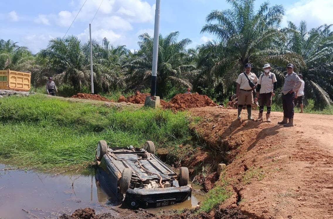 Tempat kejadian perkara saat kecelakaan tunggal menimpa sebuah mobil terjadi di Jalan Mutiara, Desa Pulau Limbung yang menewaskan Kasitem (90) (dok. Polres Kubu Raya)