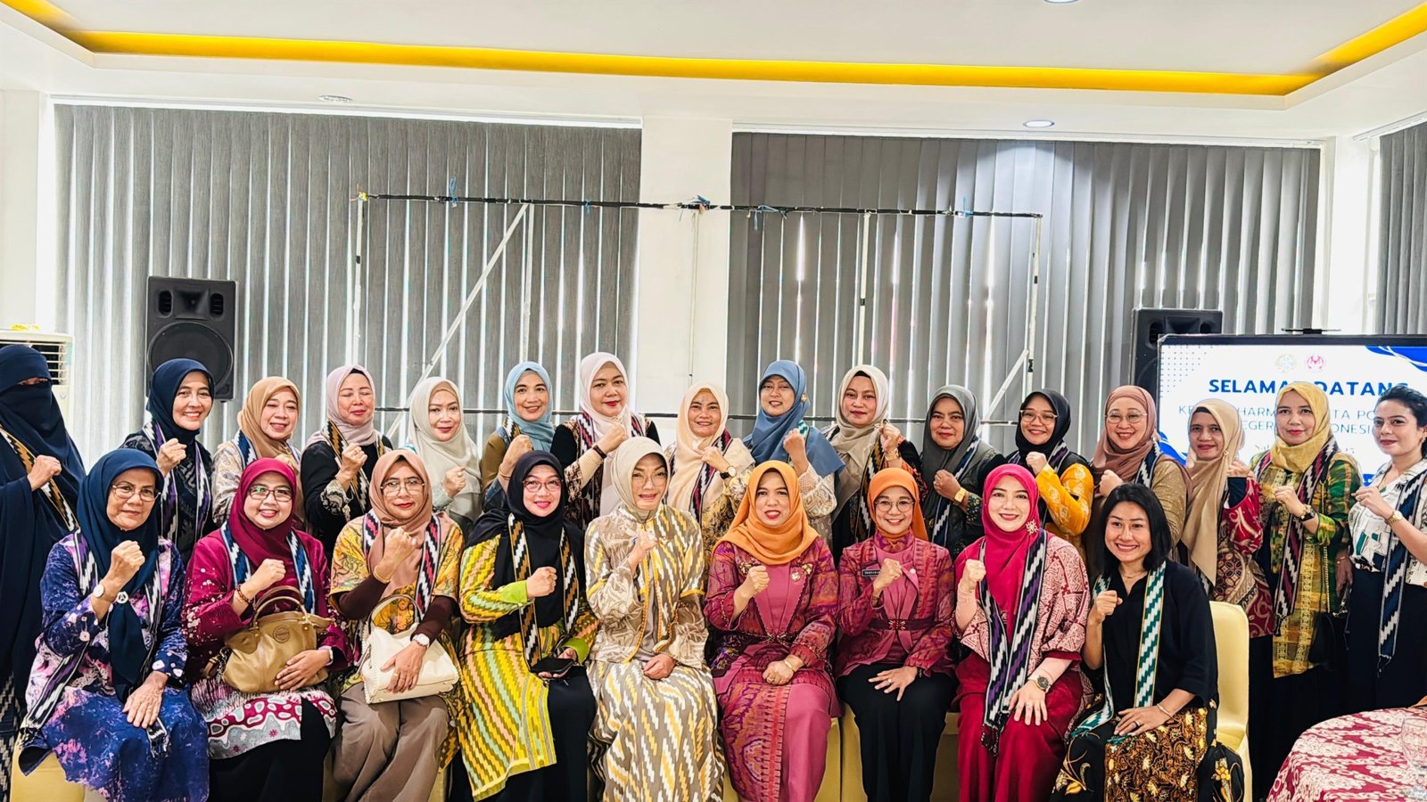 Foto bersama Dharma Wanita Persatuan (DWP) Politeknik Negeri se-Indonesia dengan jajaran Dekranasda Kota Pontianak. Foto: HO/Faktakalbar.id