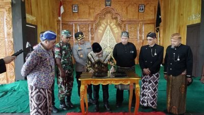 Bupati Sambas, Satono, menandatangani prasasti sebagai tanda peresmian Rumah Joglo Berkemajuan di Desa Lubuk Dagang, Kecamatan Sambas, Sabtu (28/6/2025). Foto: HO/Faktakalbar.id