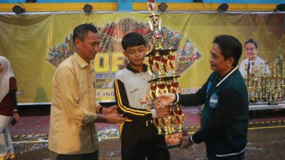 Wakil Wali Kota Pontianak Bahasan menyerahkan piala kepada pemenang LKBBS 2025. Foto: HO/Faktakalbar.id