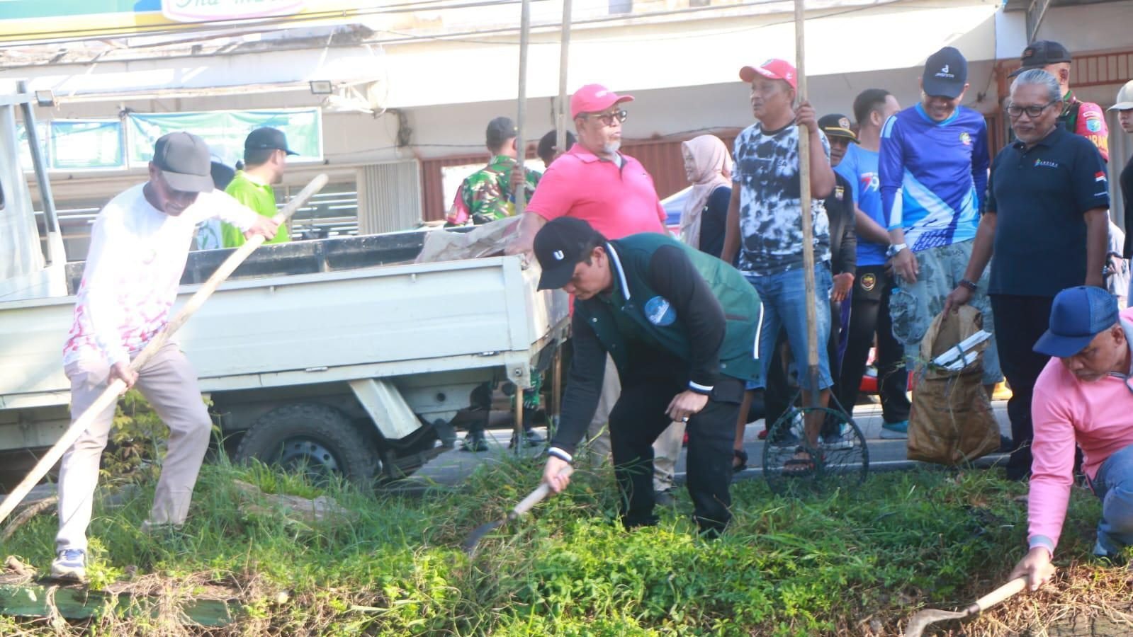 Wakil Wali Kota Pontianak Bahasan berbaur bersama warga membersihkan lingkungan sekitar Pasar Rakyat di Jalan Purnama. Foto: HO/Faktakalbar.id