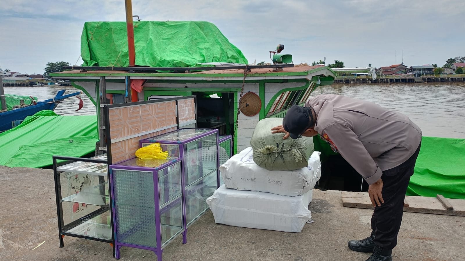 Personel Polsek Pelabuhan Dwikora saat memeriksa angkutan barang yang baru tiba, sebagai bagian dari upaya menjaga keamanan dan mencegah penyelundupan di kawasan Pelabuhan Dwikora. Foto: HO/Faktakalbar.id