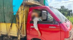 Truk ekspedisi yang dikemudikan H.A terparkir di halaman Rumah Makan Sinar Fajar, lokasi ditemukannya korban dalam keadaan meninggal dunia. (Dok: Istimewa)