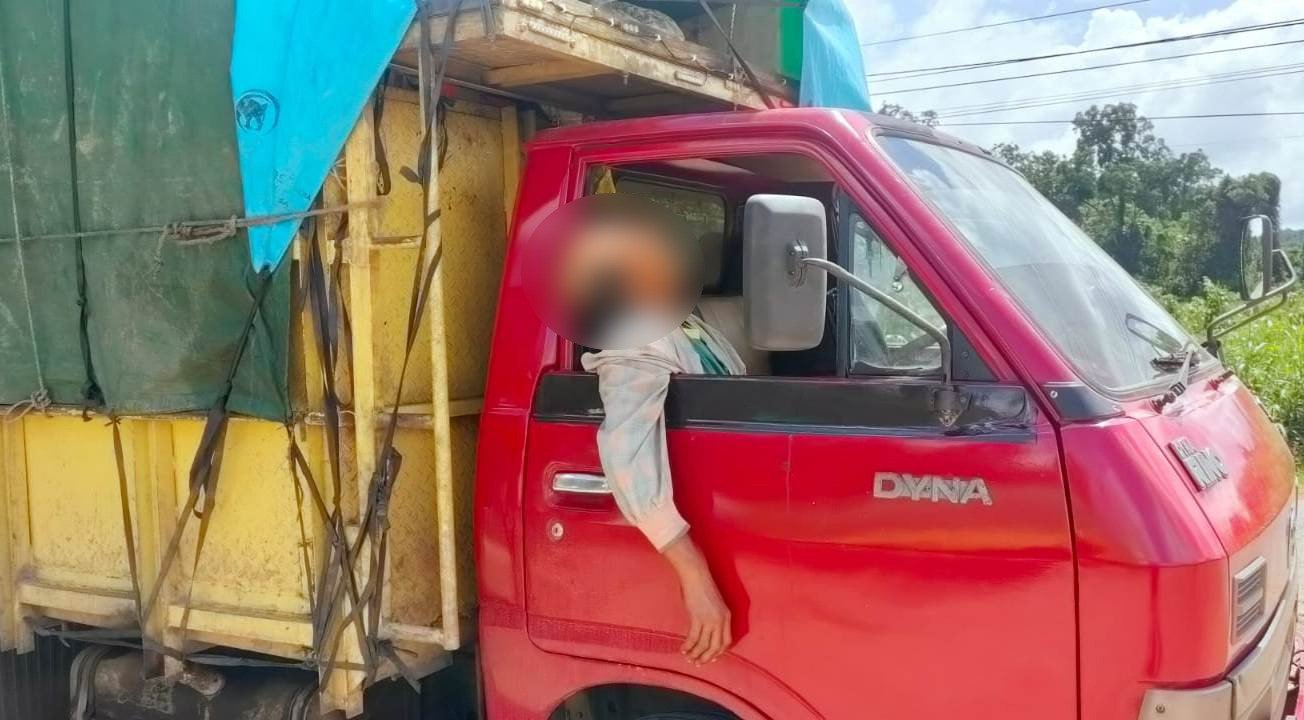 Truk ekspedisi yang dikemudikan H.A terparkir di halaman Rumah Makan Sinar Fajar, lokasi ditemukannya korban dalam keadaan meninggal dunia. (Dok: Istimewa)