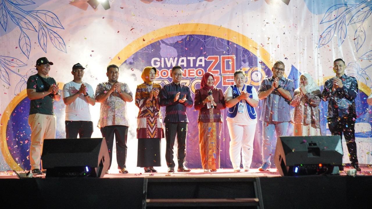 Wali Kota Pontianak Edi Rusdi Kamtono menerima cenderamata dari Ketua Panitia Giwata Borneo Expo 2025, Lili Santi. Foto: HO/Faktakalbar.id