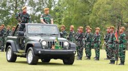 Pangdam XII/Tanjungpura Mayjen TNI Jamallulael saat memimpin upacara Sertijab Komandan Batalyon Armed 16/TK, Senin (30/6/2025), di Aula Yonarmed 16/TK. Foto: HO/Faktakalbar.id