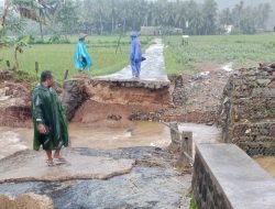 Hujan Deras Picu Banjir dan Longsor di Trenggalek, Dua Jembatan Putus