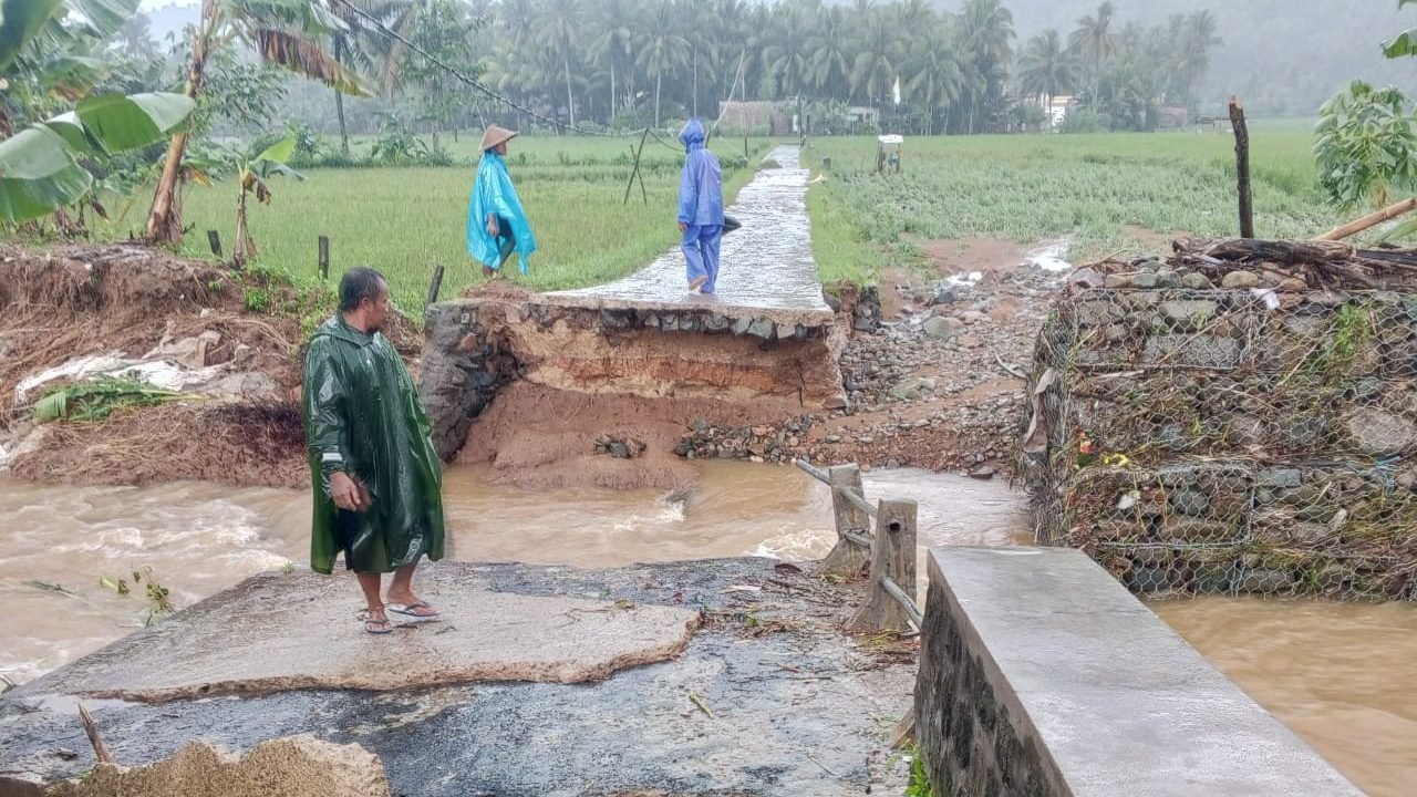 Kondisi jembatan yang terputus akibat banjir di Kabupaten Trenggalek, Jawa Timur, Minggu (29/6). Sumber foto : BPBD Kabupaten Trenggalek