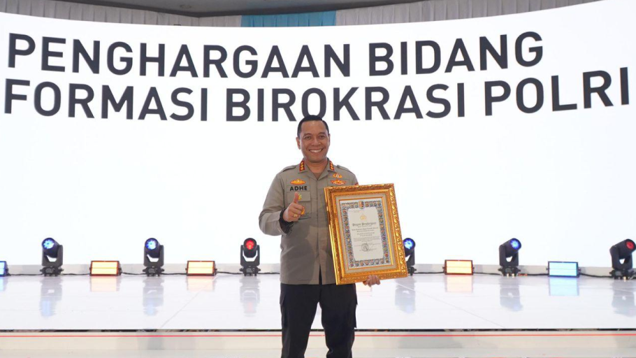 Adhe Hariadi menerima penghargaan Pelayanan Publik Prima dari KemenPAN-RB pada Musrenbang Polri 2025. (Foto: HO/Faktakalbar.id)