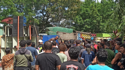 Peserta aksi damai Organda Kalbar dan sopir truk membawa spanduk penolakan Zero ODOL di kawasan Jalan Trans Kalimantan, Kubu Raya. (Dok. Faktakalbar.id)