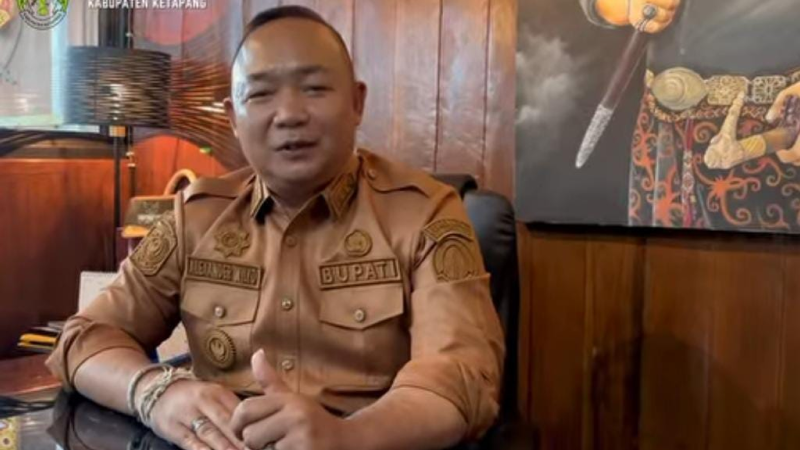 Bupati Ketapang Alexander Wilyo duduk di ruang kerjanya memberikan tanggapan atas kasus ujaran kebencian yang menyerangnya di media sosial. (Dok. HO/Faktakalbar.id)
