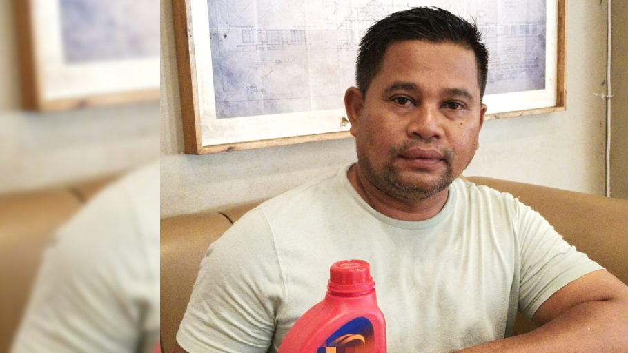 Berdi, Anggota DPRD Kota Pontianak, memberi pernyataan tentang penggerebekan oli palsu. (foto: dhn/Faktakalbar.id)