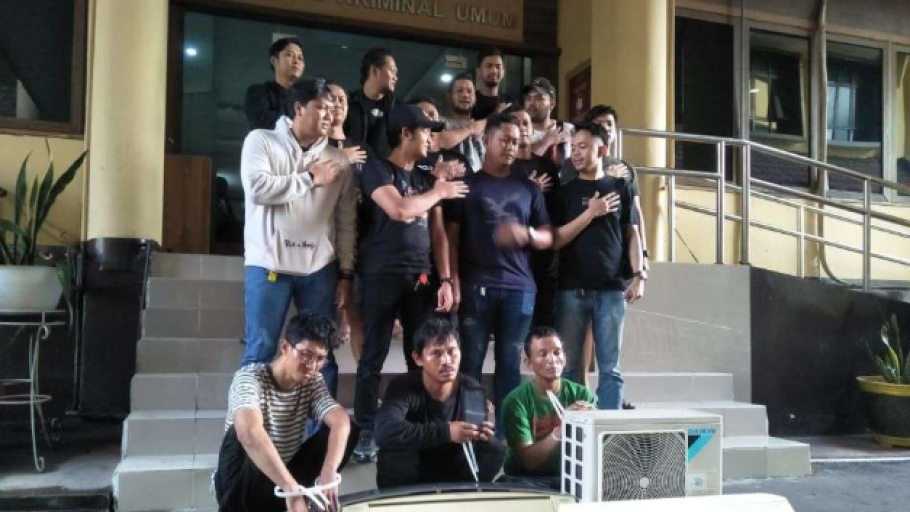 Tim Resmob Polda Kalbar bersama dua pelaku pembobolan ruko saat diamankan di Mapolda Kalbar. (Dok. Polda Kalbar)