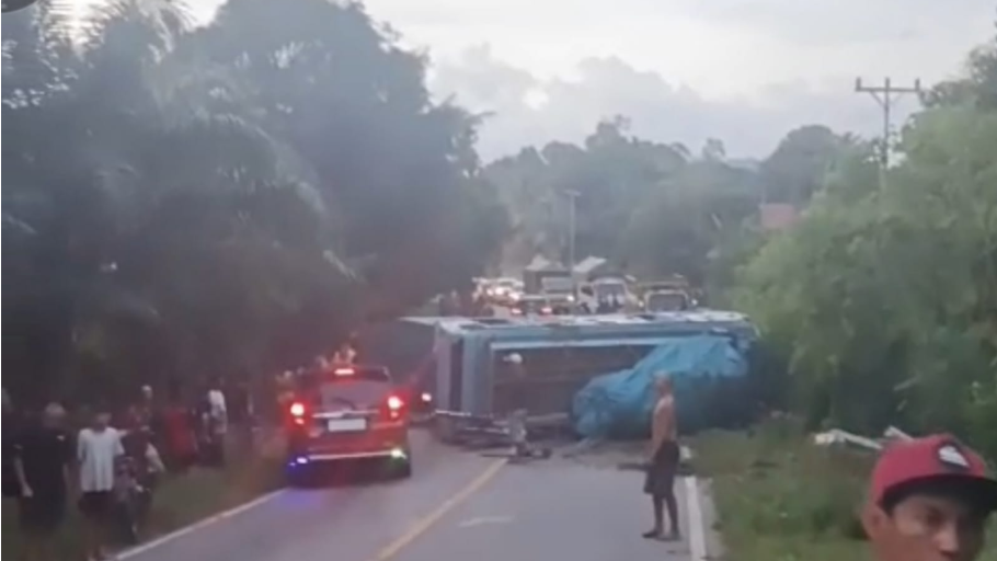 Bus PO Amereho terguling di Desa Semandang Kiri, Simpang Hulu, Ketapang, usai alami rem blong. (Dok. Amb/Faktakalbar.id)
