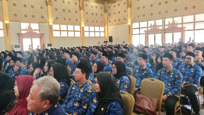 Penyerahan SK CPNS kepada 277 peserta yang lolos seleksi tahun anggaran 2024 di Kantor Bupati Sambas. (Foto: DNS/Faktakalbar.id)