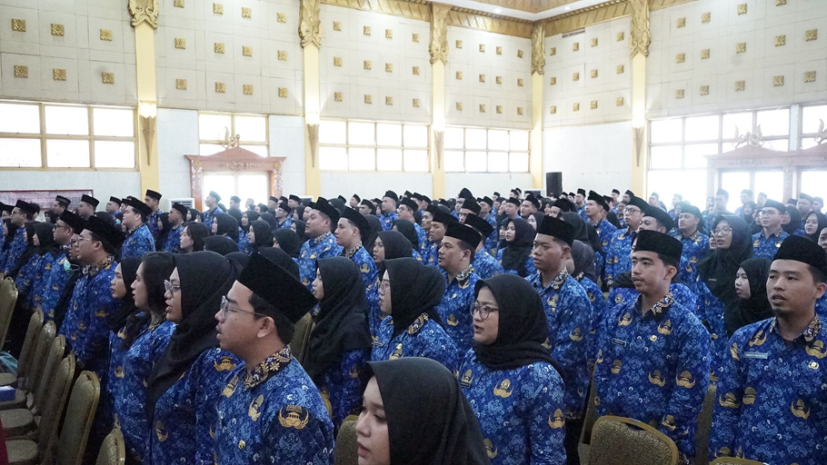 Suasana pelantikan CPNS formasi 2024 di Kabupaten Sambas yang dihadiri oleh Bupati Satono dan jajaran pemerintah daerah. (Foto: HO/Faktakalbar.id)