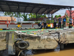 Tongkang PT Sinar Mas Tabrak Fasilitas Umum dan Rusakkan Speed Boat Warga di Kubu Raya
