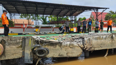 Tongkang PT Sinar Mas Tabrak Fasilitas Umum dan Rusakkan Speed Boat Warga di Kubu Raya