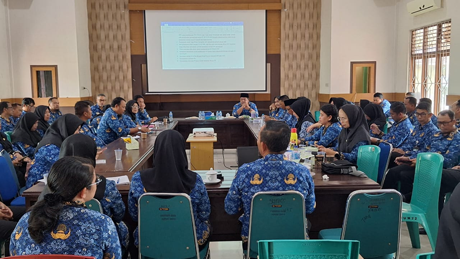 Ganjar Eko Prabowo berbicara dalam Rakortek Dinkes Sambas bersama Kepala Puskesmas se-Kabupaten Sambas, membahas peningkatan layanan dan penanganan stunting serta TBC. (Dok. Dinkes Sambas)