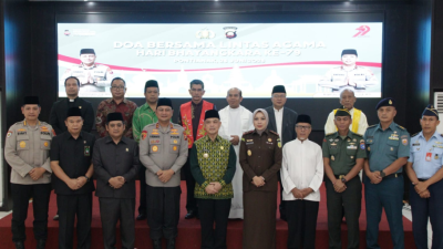 Kapolda Kalbar dan Gubernur Kalbar berfoto bersama Forkopimda, tokoh agama, dan tamu undangan usai Doa Lintas Agama peringatan HUT Bhayangkara ke-79. (Dok. HO/Faktakalbar.id)