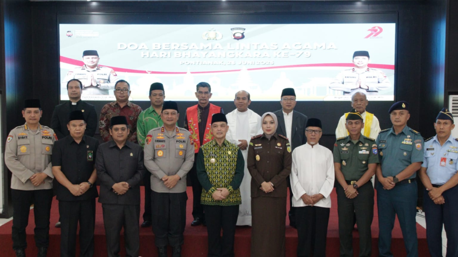Kapolda Kalbar dan Gubernur Kalbar berfoto bersama Forkopimda, tokoh agama, dan tamu undangan usai Doa Lintas Agama peringatan HUT Bhayangkara ke-79. (Dok. HO/Faktakalbar.id)