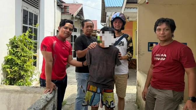 Pelaku pencurian barang rumah tangga saat diamankan di Mapolsek Pontianak Selatan, Sabtu (8/6/2025). Foto: Humas Polresta Pontianak