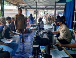 Pelayanan Adminduk Jemput Bola di Merabuan Sambas Disambut Antusias Warga