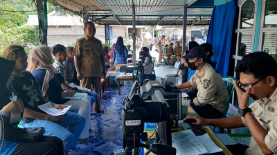 Pelayanan Adminduk Jemput Bola di Merabuan Sambas Disambut Antusias Warga