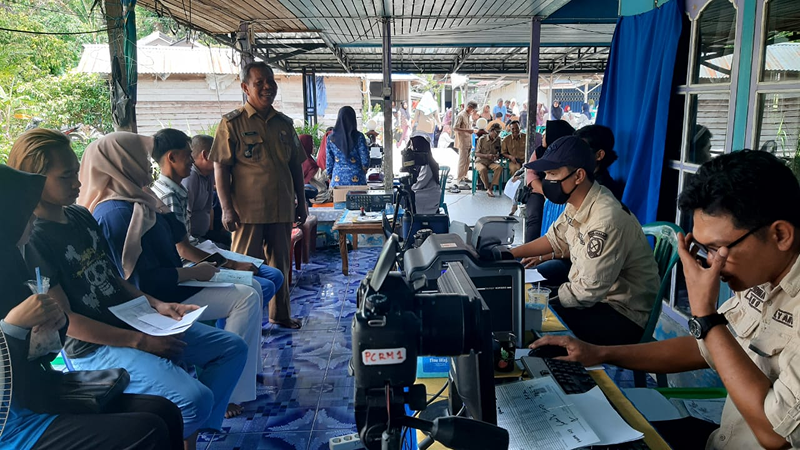Warga Desa Merabuan Sambas mengikuti pelayanan administrasi kependudukan jemput bola yang digelar Dinas Dukcapil. (Dok. Ist)