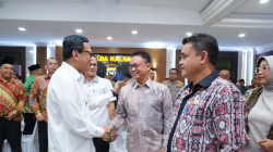 Wali Kota Pontianak Edi Rusdi Kamtono berjabat tangan dengan Menteri P2MI Abdul Kadir Karding dalam acara deklarasi bersama perlindungan pekerja migran di Pontianak. (Dok. HO/Faktakalbar.id)