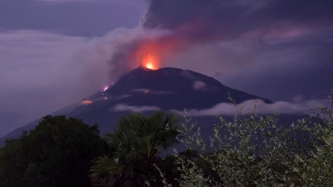 Gunung Ili Lewotolok di Lembata, NTT, kembali erupsi dengan semburan abu 500 meter. Status Waspada (Level II) diberlakukan, masyarakat diimbau jauhi area bahaya.