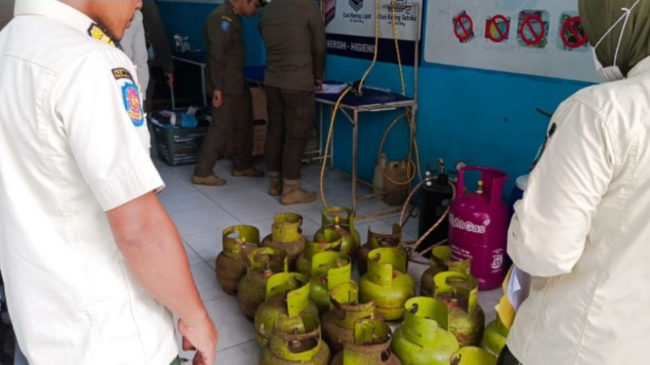 Petugas Satpol PP Pontianak bersama pihak kecamatan dan Pertamina menertibkan pelaku usaha yang masih menggunakan gas elpiji subsidi 3 kg. (Dok. Instagram/polpp.ptk)