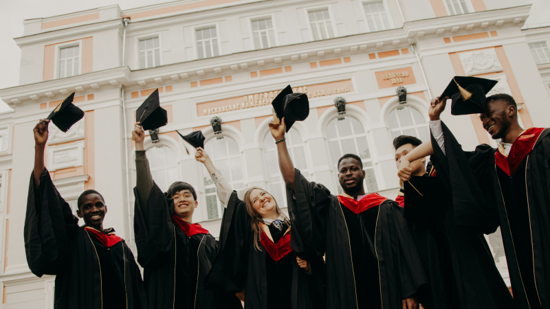 Ilustrasi - wisudawan sebagai simbol pendidikan tinggi di Indonesia (Dok. Unsplash/RUT MIIT)