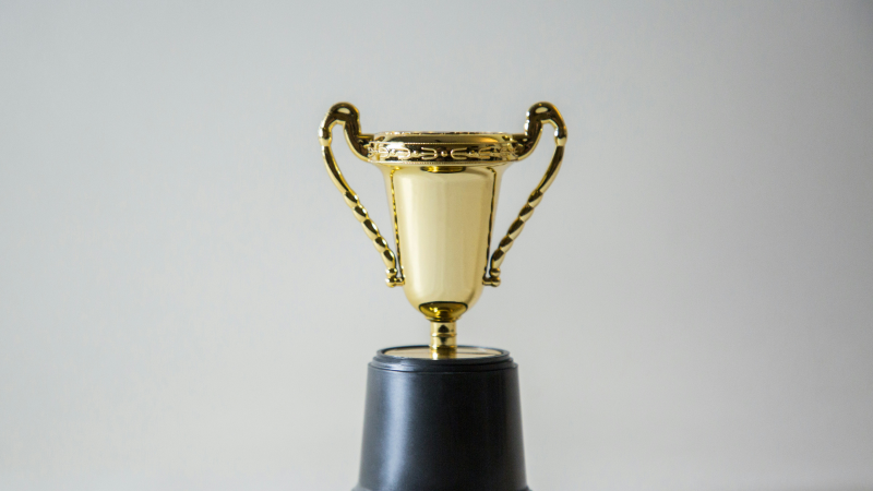 Ilustrasi- piala sebagai simbol Liga Korupsi Indonesia – klasemen kasus korupsi terbesar 2025. (Dok. Unsplash/Giorgia Trovato)