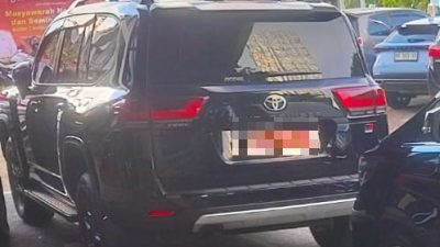 Salah satu kendaraan dinas baru yang dianggarkan Pemerintah Provinsi Kalimantan Barat, terparkir di halaman kantor pemerintahan. Kebijakan pengadaan kendaraan dinas ini menuai kritik karena dinilai tidak sejalan dengan imbauan efisiensi anggaran dari pemerintah pusat. (Dok. Dhn/Faktakalbar.id)