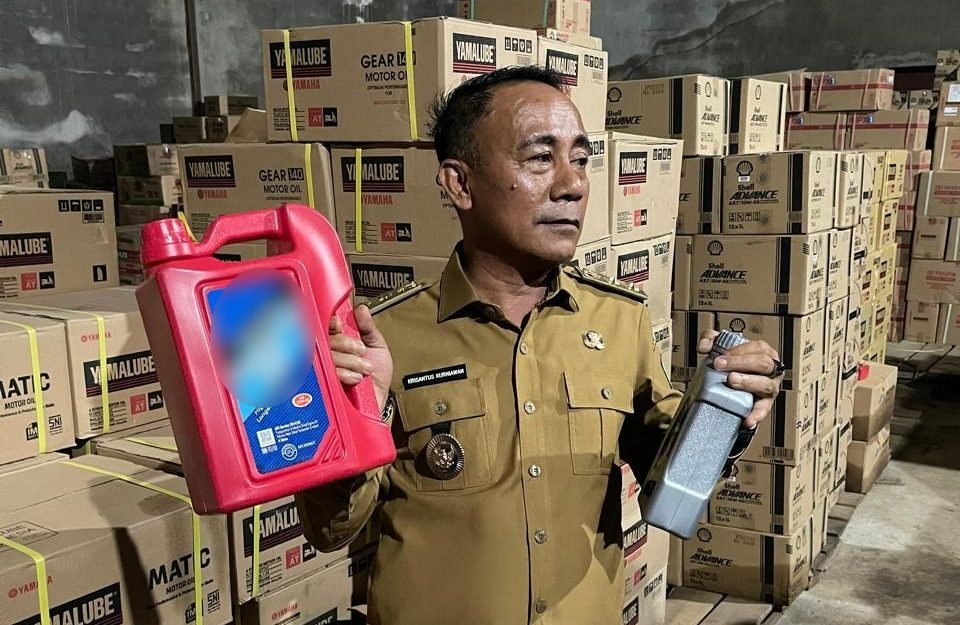 "Wakil Gubernur Kalimantan Barat Krisantus Kurniawan meninjau lokasi penggerebekan gudang oli palsu di Pergudangan Extra Joss Kubu Raya."