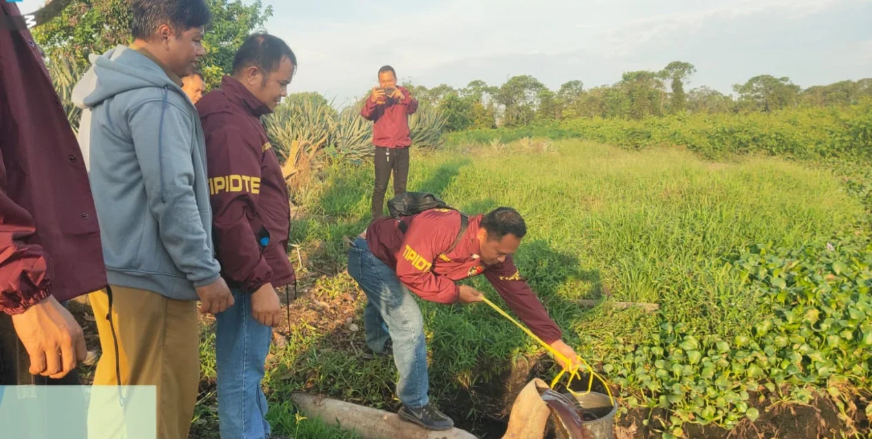 Ditreskrimsus Polda Kalbar memeriksa kolam limbah PT Bumi Perkasa Gemilang di Kubu Raya terkait dugaan pencemaran Sungai Kapuas. Sampel air diambil untuk uji baku mutu. (Foto: Ngadri/viva.co.id)