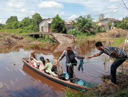 Jembatan Mega Timur Roboh, Warga Gunakan Sampan dan Tali untuk Menyeberang