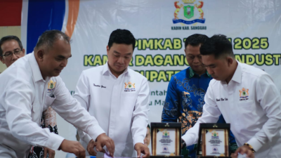 Penandatanganan MoU antara KADIN Sanggau dan Bank Kalbar untuk mendukung penguatan UMKM. (Dok. HO/Faktakalbar.id)