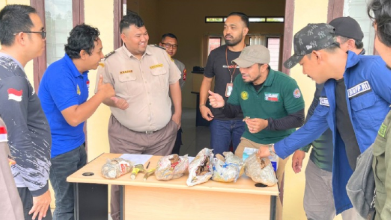 Petugas Karantina Kalbar menyerahkan produk tumbuhan dan hewan hasil sitaan kepada KSDAE di halaman Kantor Balai Karantina Kalbar. (Dok. Karantina Kalbar)