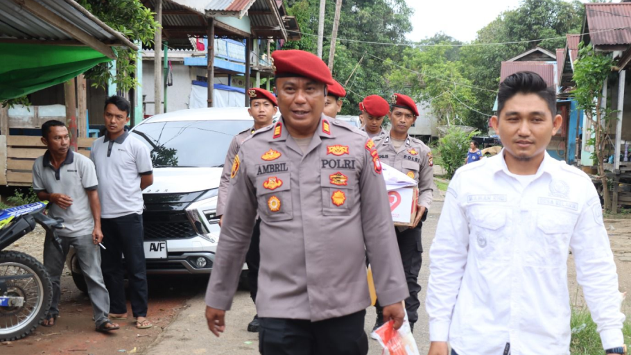 Kasat Reskrim Polres Melawi bersama anggota dan perangkat desa berjalan menghampiri rumah Kurnia di Desa Kelakik. (Dok. Polres Melawi)
