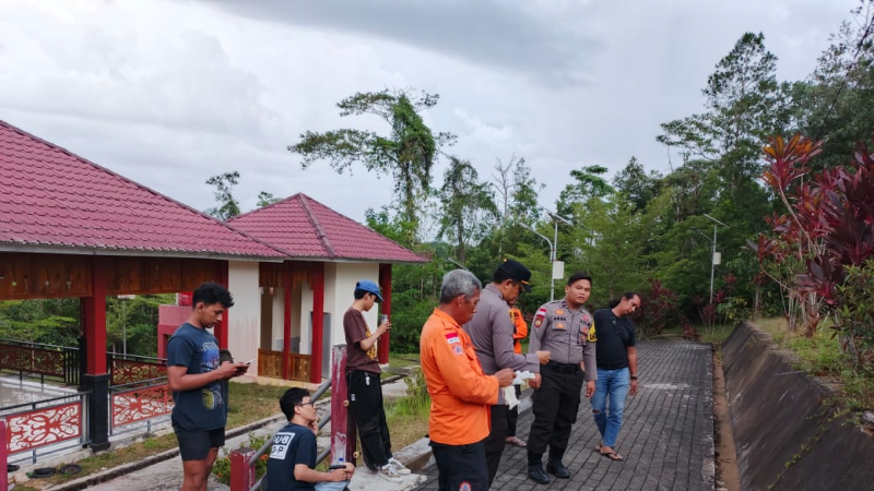 Petugas kepolisian melakukan olah TKP di lokasi penemuan mayat pria tanpa identitas di kawasan Sabang Merah, Sanggau. (Dok. Ist)