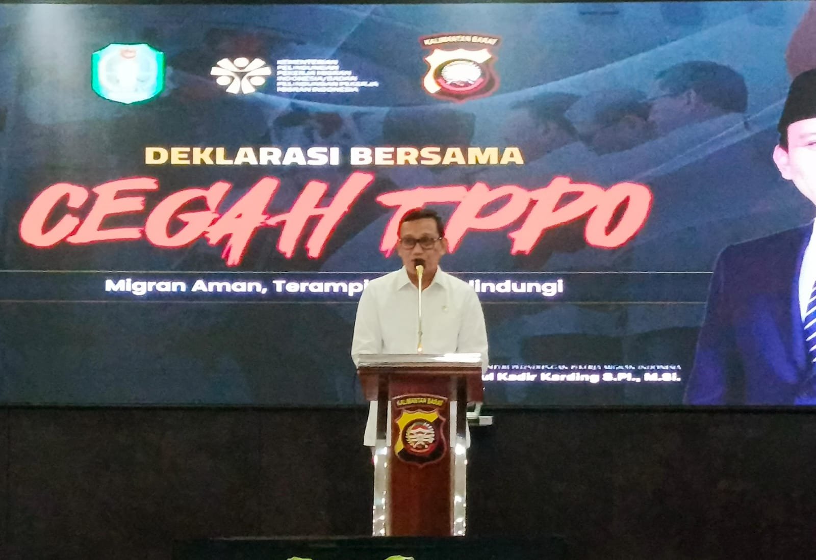 Menteri P2MI Abdul Kadir Karding saat memberikan sambutan dalam kunjungan kerja di Kalimantan Barat, Jumat (20/06/2025). (Foto: Mario/Faktakalbar)