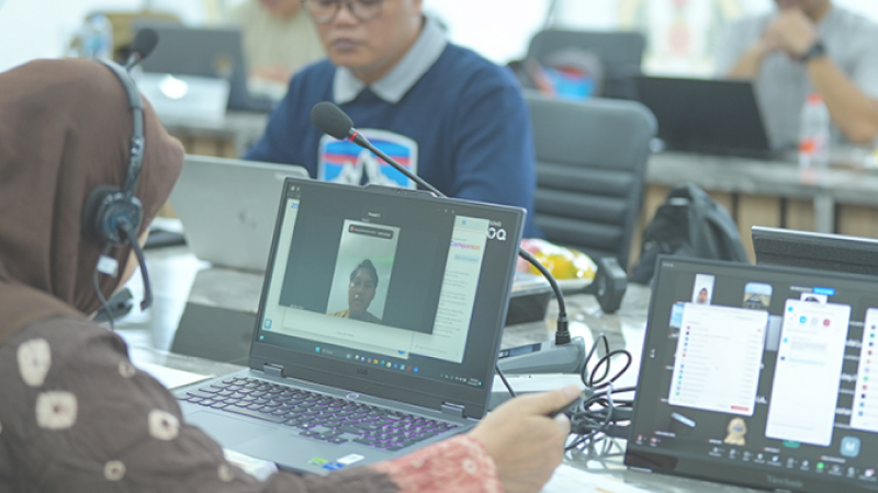 Mahasiswa peserta verifikasi jalur tahfizh Unpad 2025 mengikuti tes daring. (Dok. Universitas Padjajaran)